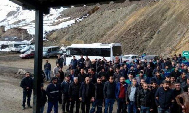 Şirvan da Işten &Ccedil;ıkarılan Maden Iş&ccedil;ilerinden Oturma Eylemi 1