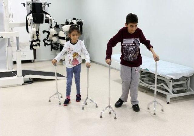 Beyin Fel&ccedil;li İki Kardeş İlk Adımlarını Attı 1