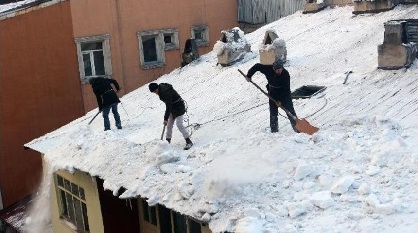 Ekmek Parası İ&ccedil;in Canlarını Hi&ccedil;e Sayıyorlar