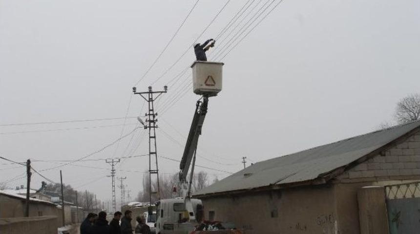 Elektrik Tellerinde Asılı Kalan G&uuml;vercin Kurtarıldı