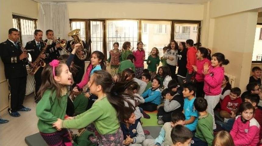 Hem &Ouml;ğrenip Hem De Eğleniyorlar