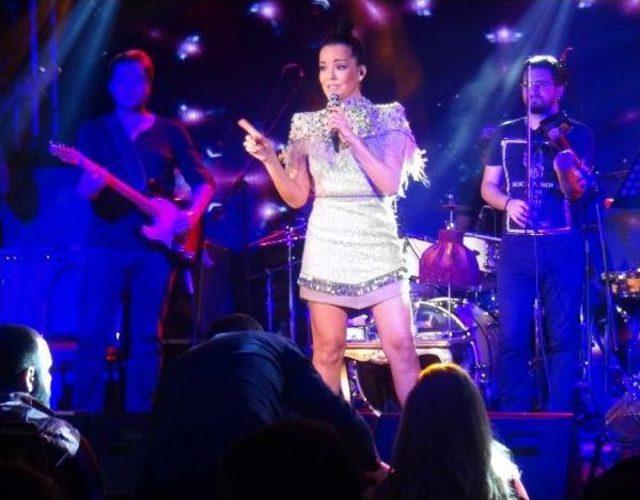 Uludağ’Da Hadise’Nin Yerine Bengü Sahneye Çıktı 2