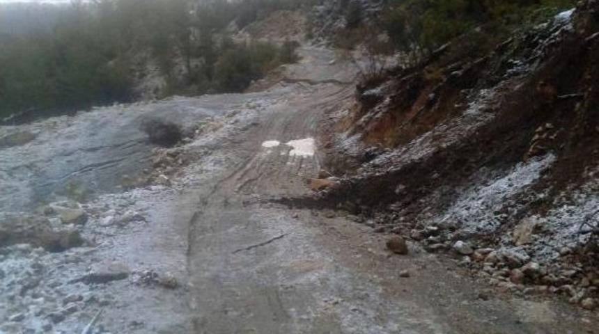 Denizli'de K&ouml;pr&uuml; &Ccedil;&ouml;kt&uuml;, Yolda Toprak Kayması Oldu