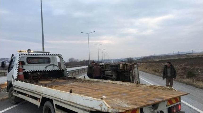 Kamyonet Devrildi: 2 Yaralı