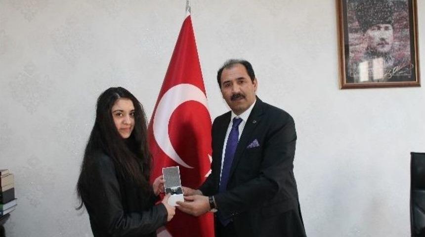 Şehit &Ouml;mer Halisdemir&rsquo;e Mektup Yarışmasında Birinci Oldu