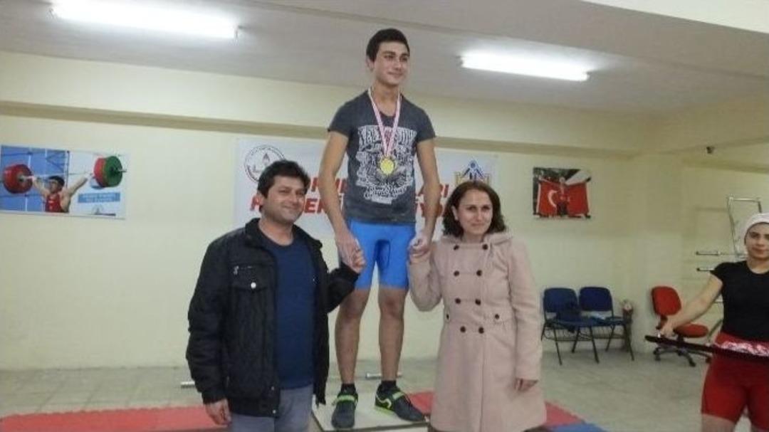 Balıkesir&rsquo;de Halter Sporunu Burhaniyeli Gen&ccedil;ler Temsil Ediyor