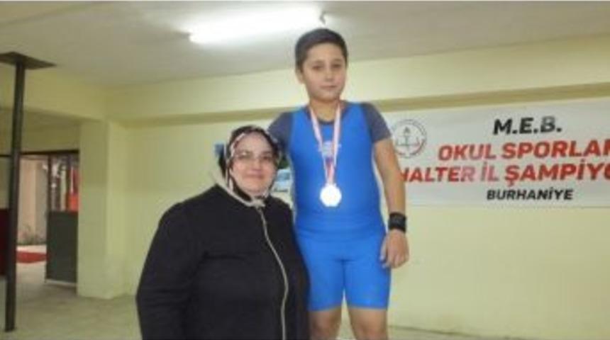 &Ouml;d&uuml;l&uuml;n&uuml; Annesinin Elinden Aldı