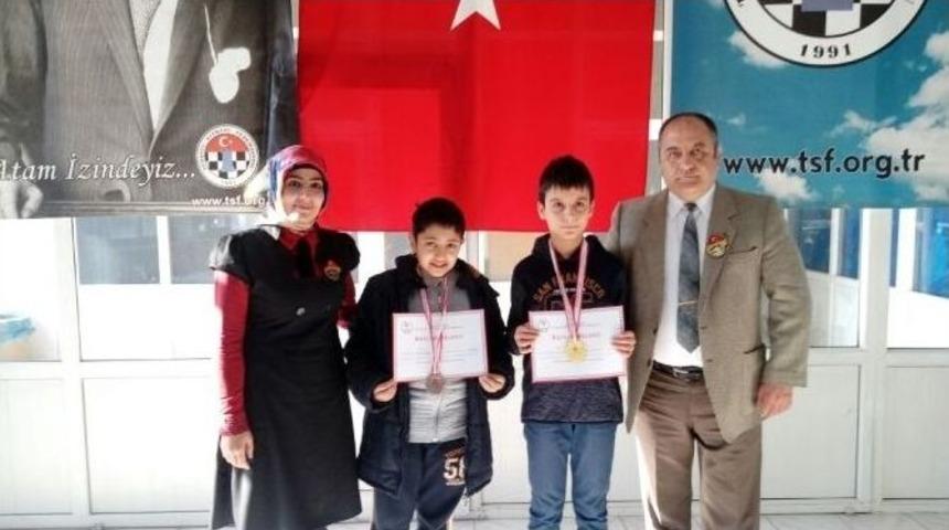 &Ccedil;amlıca Okulları &Ouml;ğrencileri Satran&ccedil; Turnuvasından Derece İle D&ouml;nd&uuml;