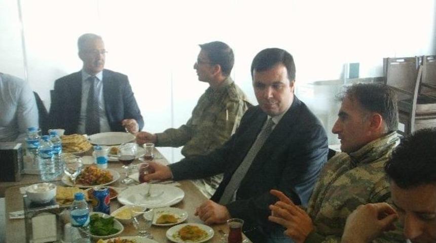 Kaymakam Vardar&rsquo;ın Onuruna Yemek