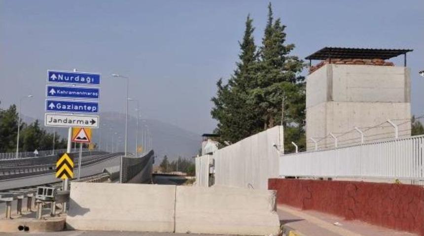 İslahiye'de Jandarmanın &Ccedil;evresi Beton Bloklarla Kapatıldı