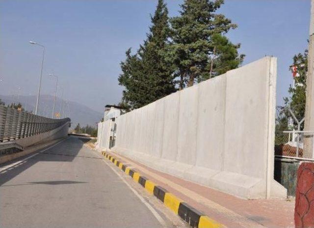 İslahiye'de Jandarmanın Çevresi Beton Bloklarla Kapatıldı