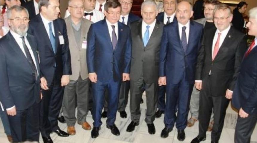 Başbakan Yıldırım'a, Meclis'te İneg&ouml;l K&ouml;ftesi Ikram Ettiler