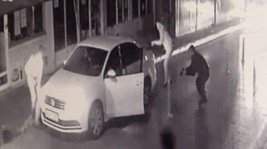 3 Kişinin Sokak Ortasındaki Silahlı &Ccedil;atışma Anı Kamerada
