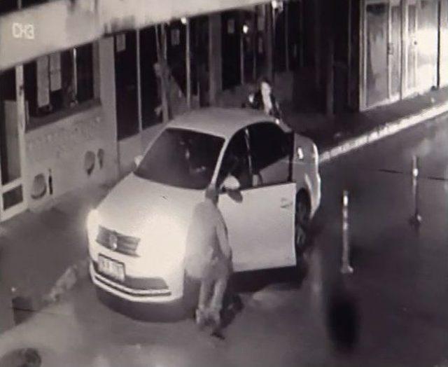 3 Kişinin Sokak Ortasındaki Silahlı &Ccedil;atışma Anı Kamerada 1