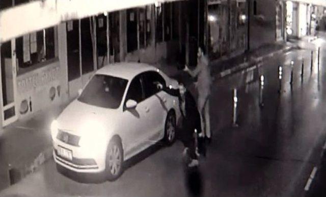 3 Kişinin Sokak Ortasındaki Silahlı &Ccedil;atışma Anı Kamerada 2