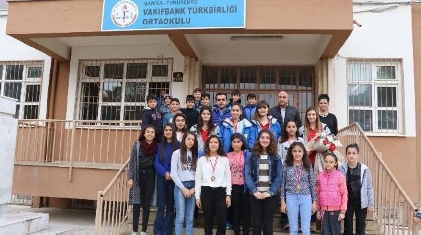 Manisa B&uuml;y&uuml;kşehir&rsquo;in Sultanlarından Futsal Birincilerine Tebrik
