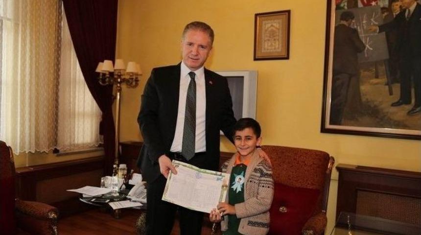 Sivas Vali G&uuml;l&rsquo;den, İlkokul &Ouml;ğrencisine Karne S&uuml;rprizi