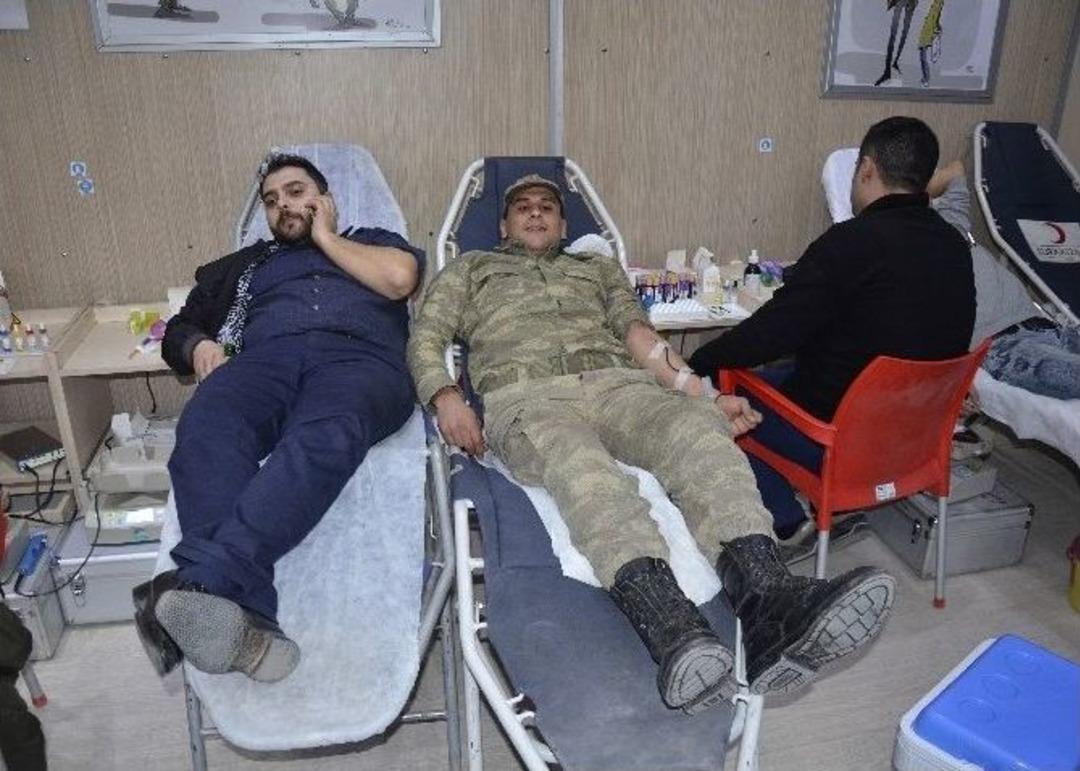 Asker Ve Vatandaş Kan Bağışı İ&ccedil;in Seferber Oldu