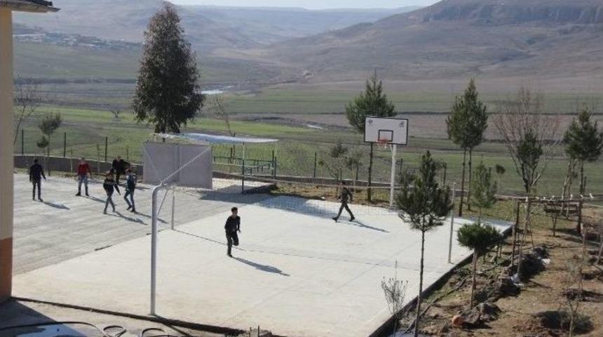 Cizre&rsquo;de K&ouml;y Okullarına Modern Spor Sahaları
