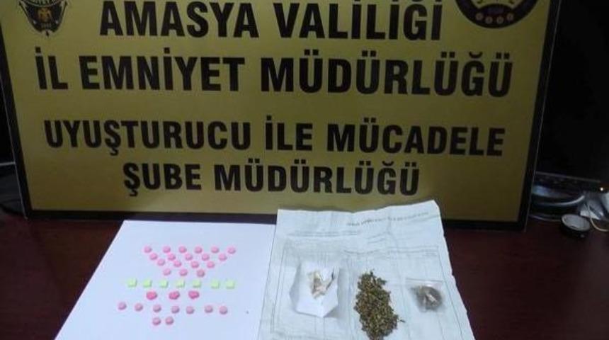 Otomobilde Ele Ge&ccedil;irilen Uyuşturucuya 5 G&ouml;zaltı