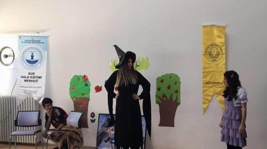 Diyarbakır’daki Yurtlarda Kalan Çocuklara Tiyatro Gösterisi