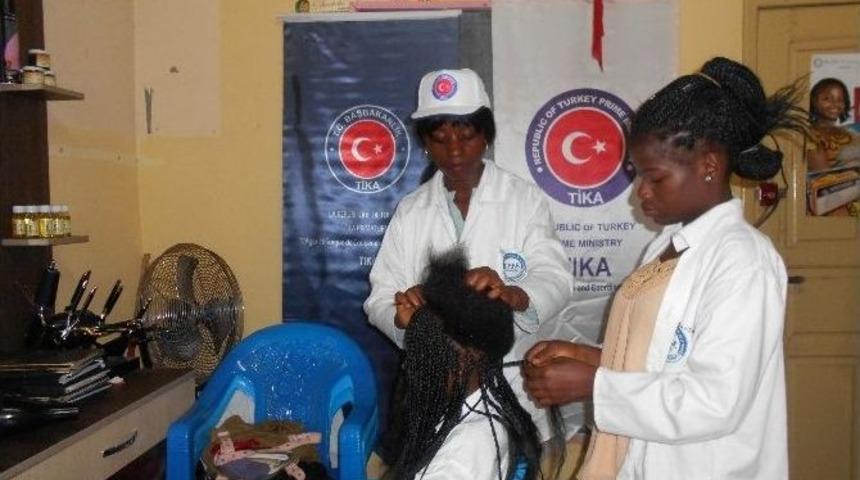 Kamerun&rsquo;da Şiddet Mağduru Kadınlara Destek