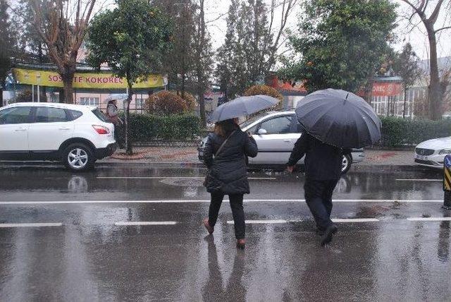 Aydın&rsquo;da Aniden Gelen Yağış Hayatı Olumsuz Etkiledi 2