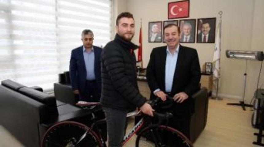 Başkan Kadıoğlu &Uuml;niversiteli Gencin Hayalini Ger&ccedil;ekleştirdi