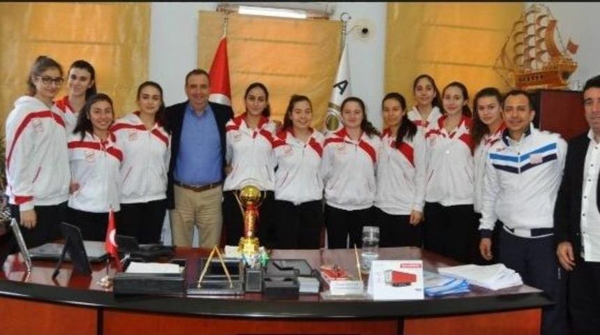 İl Şampiyonu Filenin Sultanları Başarılarını Başkan Gençer İle Paylaştı