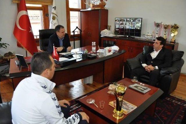 İl Şampiyonu Filenin Sultanları Başarılarını Başkan Gençer İle Paylaştı 1