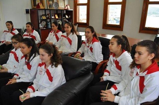 İl Şampiyonu Filenin Sultanları Başarılarını Başkan Gençer İle Paylaştı 2