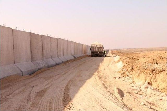 Akçakale Kaymakamı Sınırdaki Duvar Çalışmalarını İnceledi
