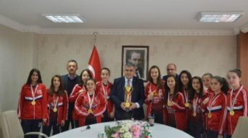 Başkan &Ouml;zg&uuml;ven Şampiyonları Ağırladı