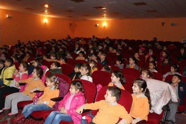 &Ouml;ğrencilere Tiyatro G&ouml;sterisi D&uuml;zenlendi 1