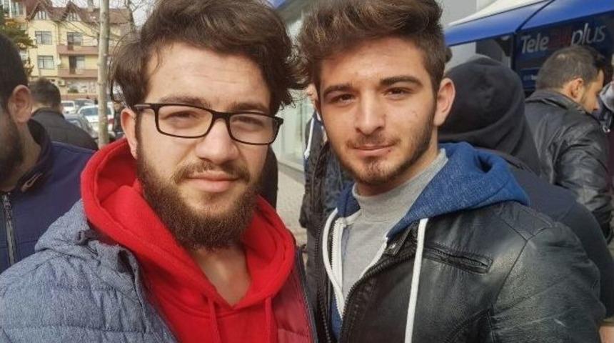 Kapka&ccedil;&ccedil;ıyı İki Gen&ccedil; &Uuml;zerine Atlayarak Yakaladı