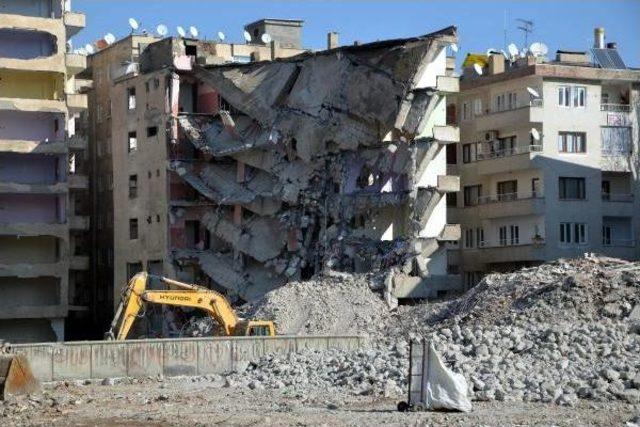 Emniyete Bombalı Saldırıda Ağır Hasar Gören 8 Bina Yıkıldı
