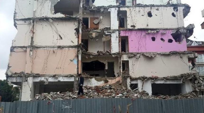 Avcılar&rsquo;daki Bina Faciaya Davetiye &Ccedil;ıkarıyor