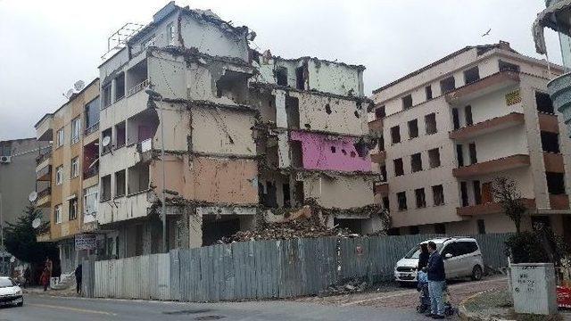 Avcılar&rsquo;daki Bina Faciaya Davetiye &Ccedil;ıkarıyor 1