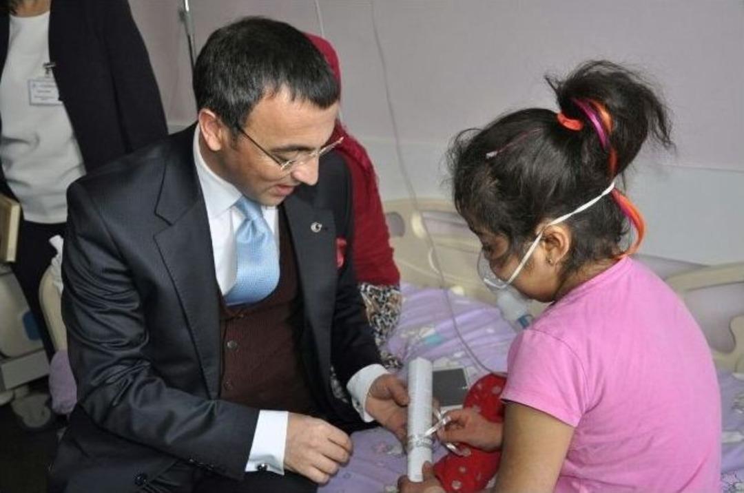 Milas&rsquo;ta Tedavi G&ouml;ren &Ouml;ğrencilere Karne Hediyesi