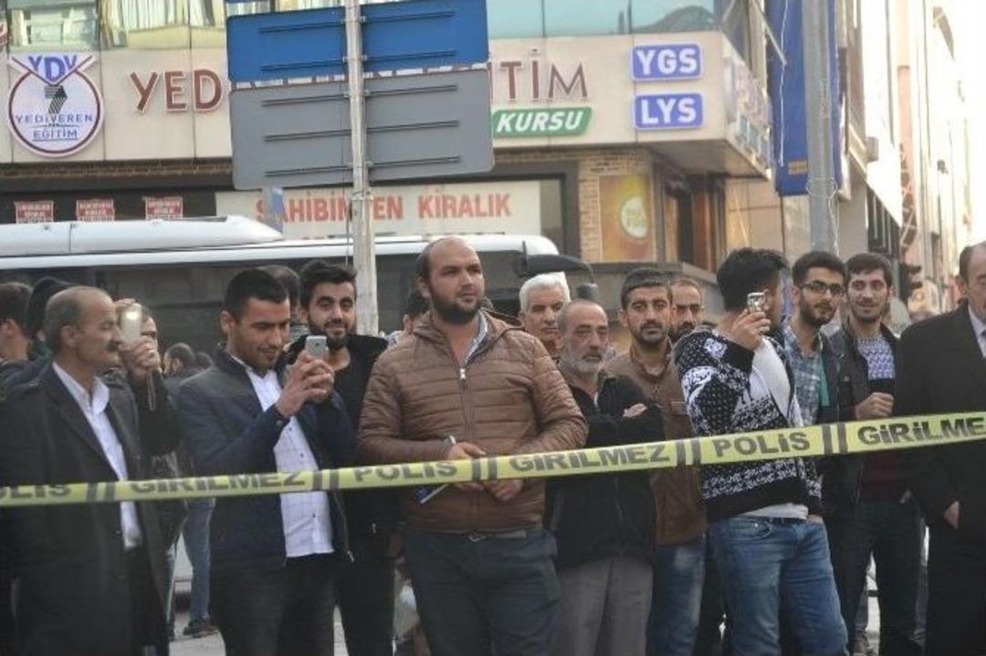 Ş&uuml;pheli Poşetin Fotoğrafını &Ccedil;ekmek İ&ccedil;in Yarıştılar