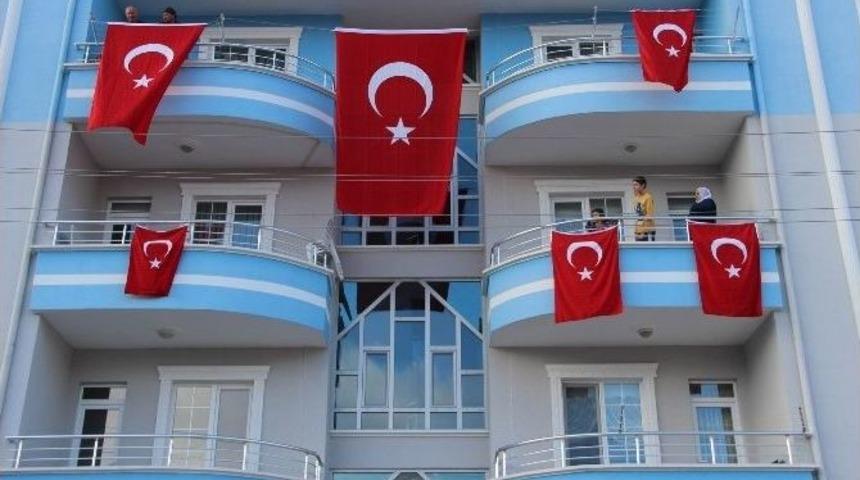Şehidin Evi T&uuml;rk Bayrakları İle Donatıldı
