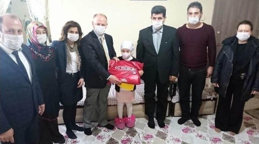 Kanser Hastası Minik Zelal&rsquo;e Evinde Karne Morali