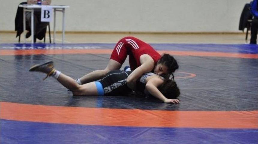 T&uuml;rkiye Kadınlar G&uuml;reş Şampiyonası Afyonkarahisar&rsquo;da Başladı