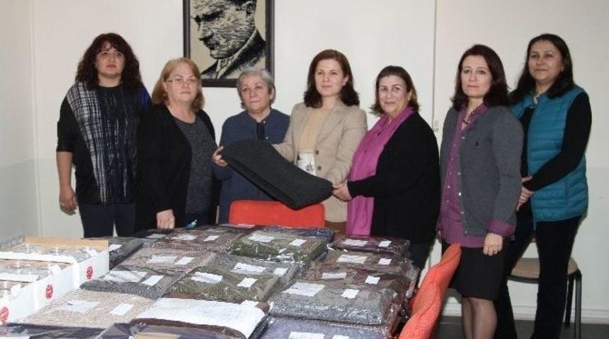 Fethiyeli Bayanlar Askerler İ&ccedil;in Atkı &Ouml;rd&uuml;