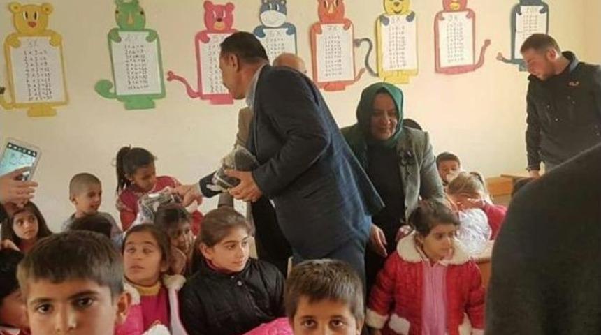 Derecik&rsquo;teki &Ouml;ğrencilere Yardım