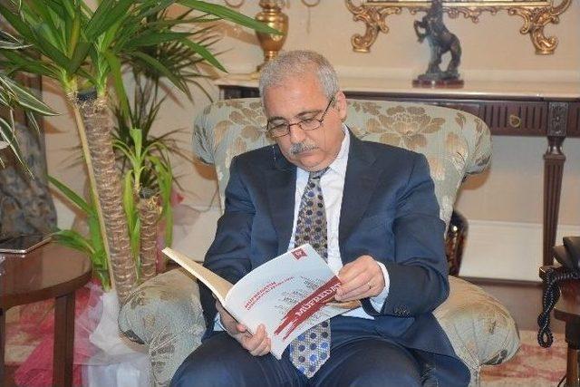Vali G&uuml;ven&ccedil;er&rsquo;e "m&uuml;fredatın Demokratikleştirilmesi" Raporu Sunuldu 1