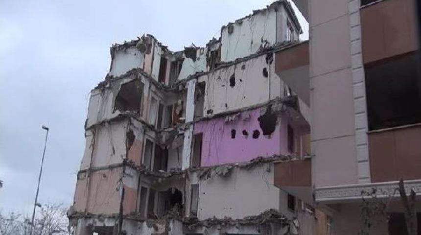 Avcılar'da Bir Kısmı Yıkılan Iki Boş Bina Korkutuyor