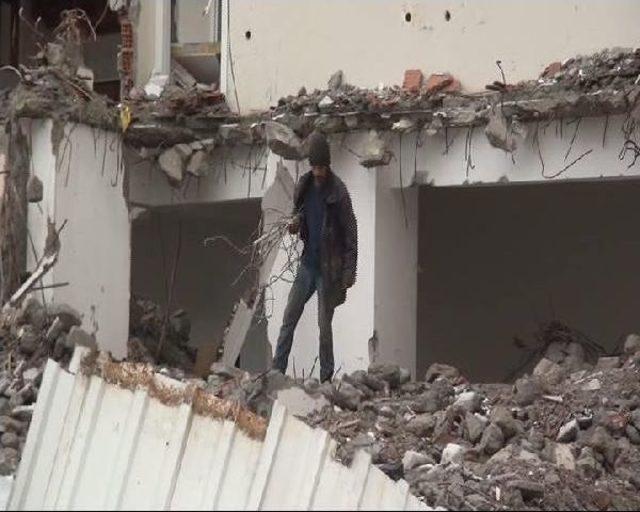 Avcılar da Bir Kısmı Yıkılan Iki Boş Bina Korkutuyor 1
