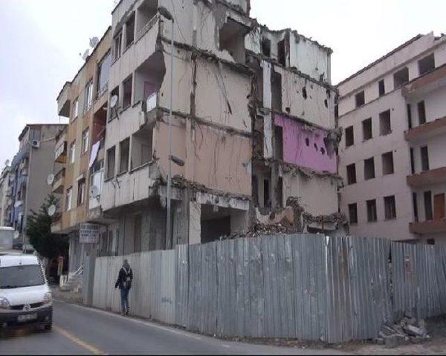 Avcılar da Bir Kısmı Yıkılan Iki Boş Bina Korkutuyor 2