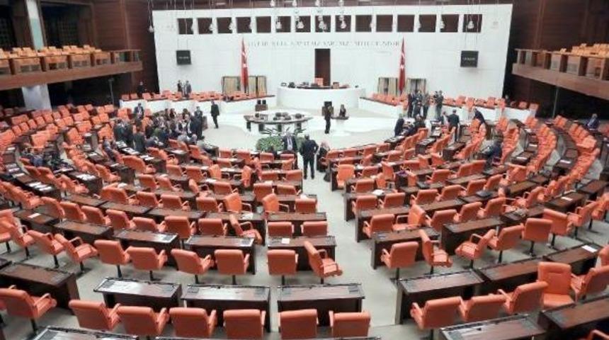 Bağımsız Milletvekili Aylin Nazlıaka Kendisini K&uuml;rs&uuml;ye Kelep&ccedil;eledi